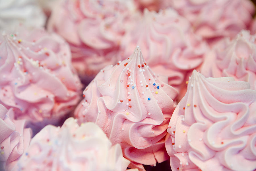 Pink icing on cakes. Photograph by Holger Leue