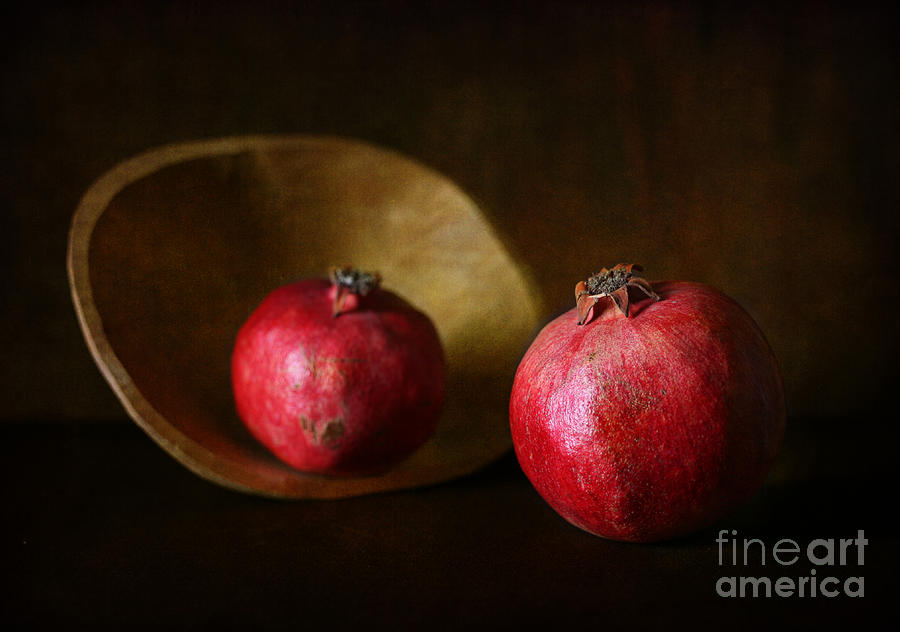 Still Life Photograph - Pomegranate by Matild Balogh