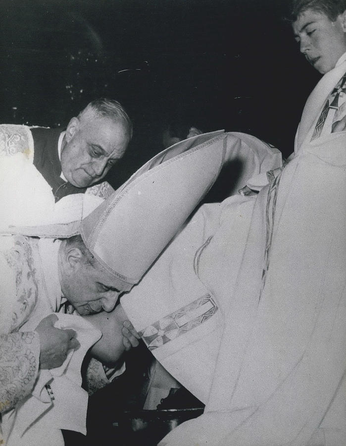 Pope Paul In The “feet Washing” Ceremony Photograph By Retro Images 