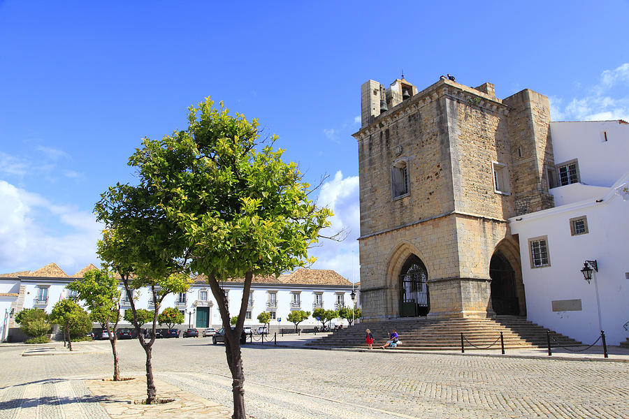 Portugal, Algarve. Faro. Igreja da Se cathedral. Miradouro de Santo Antonio. Squre and episcopal palace. Photograph by Philippe TURPIN
