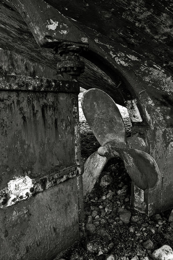 Black And White Photograph - Propeller of an old abandoned ship by RicardMN Photography