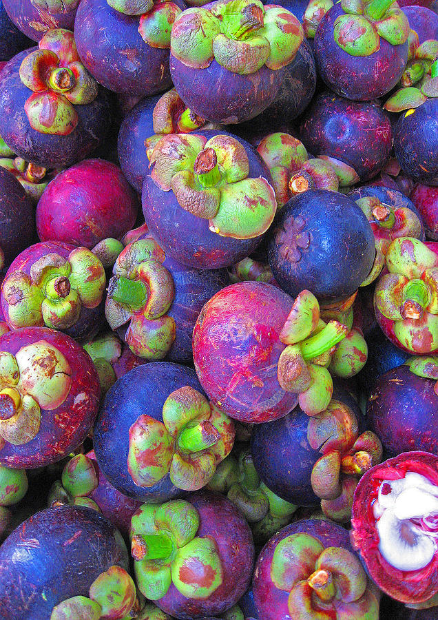 Purple mangosteen.  SIAM texture.  Photograph by Andy i Za