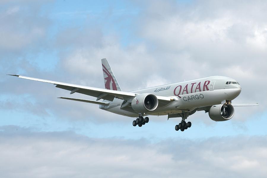 Jet Photograph - Qatar 777 by Jeff Cook