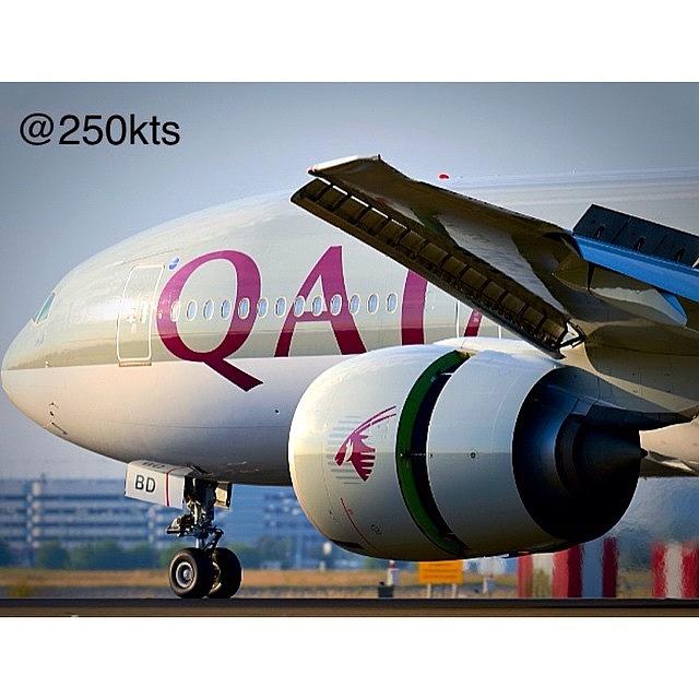 Airplane Photograph - Qatar Airways (@qatarairways) Boeing by Rafael Ganzer
