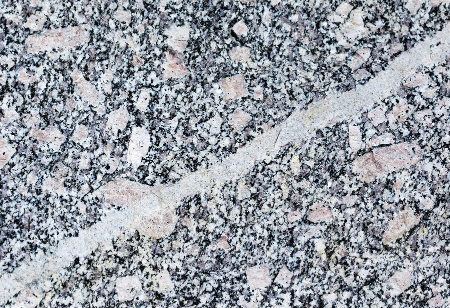 Quartz Vein In Granite Photograph by Dr Juerg Alean/science Photo Library