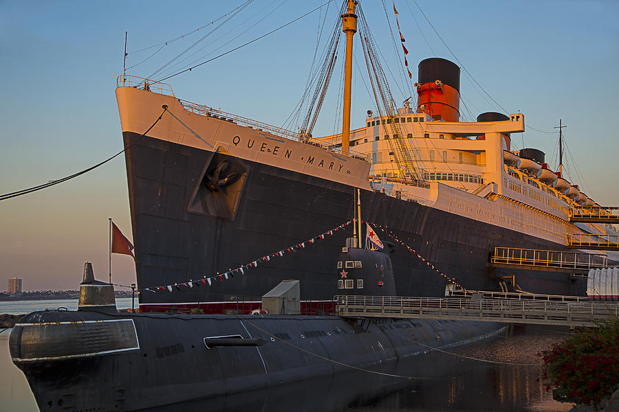 Queen Mary At Sunset Photograph by Garry Gay