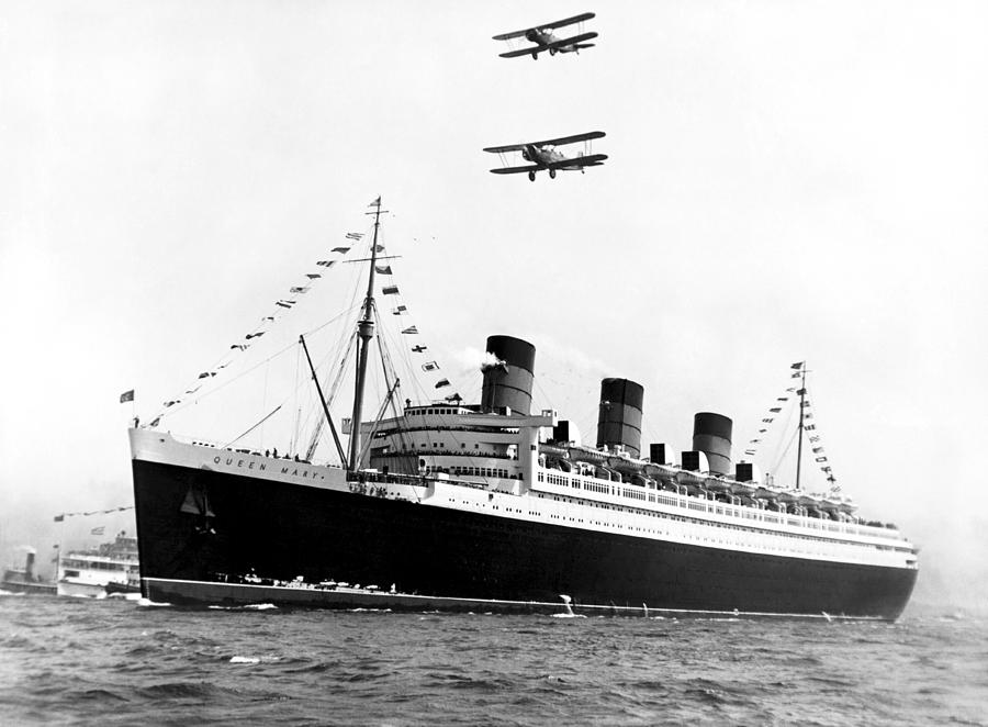 New York City Photograph - Queen Mary Maiden Voyage by Underwood Archives