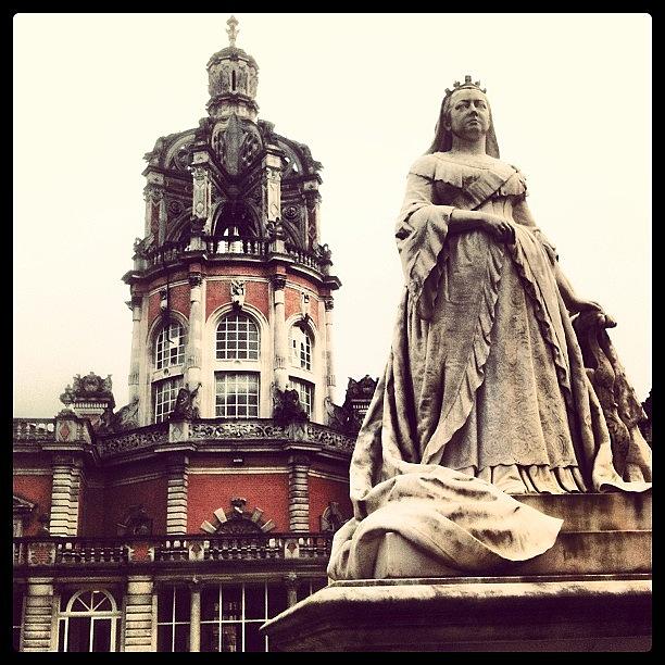 University Photograph - Queen Victoria Statue At The Royal by Steve Cox
