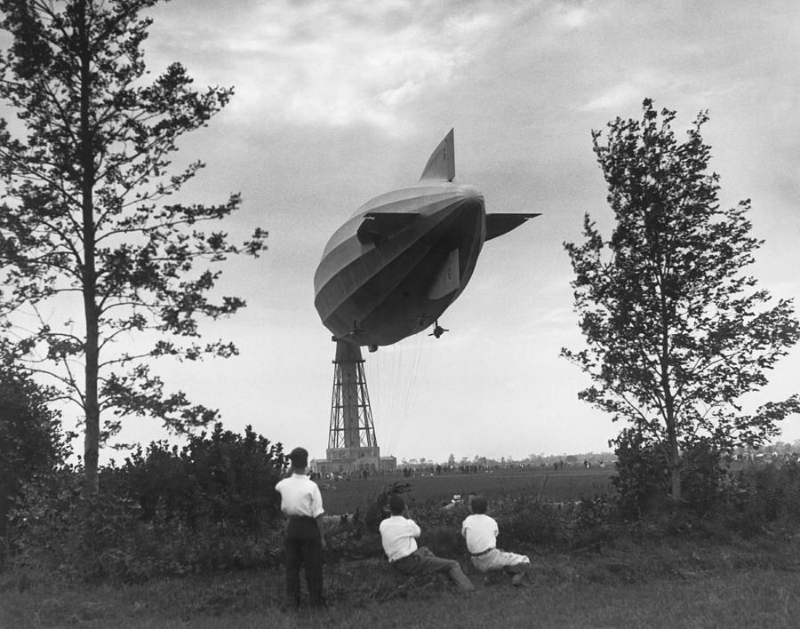 Black And White Photograph - R-100 Dirigible In Montreal by Underwood Archives