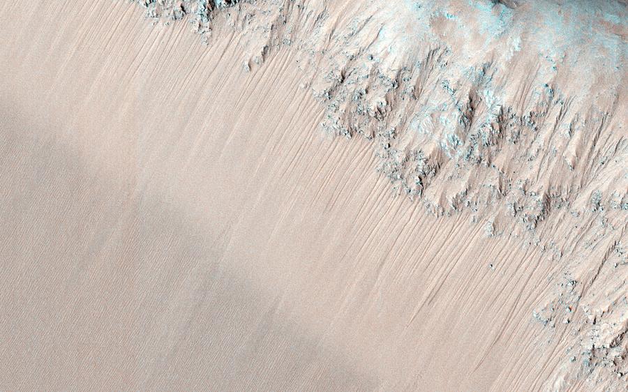 Recurring Slope Lineae On Mars Photograph by Nasa/jpl-caltech/university Of Arizona/science Photo Library