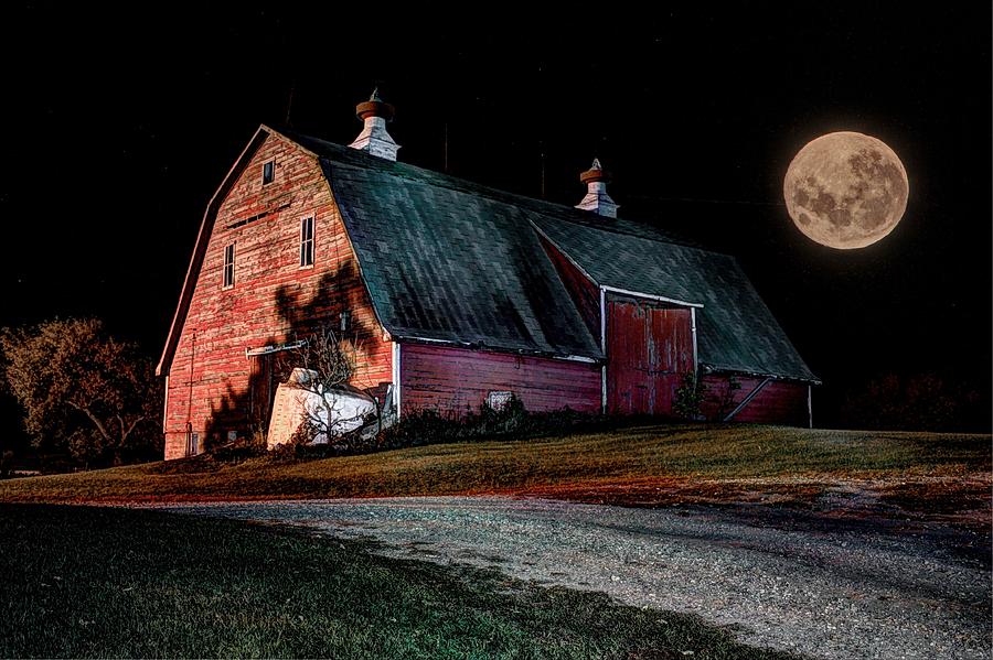 Red barn full moon Photograph by David Matthews