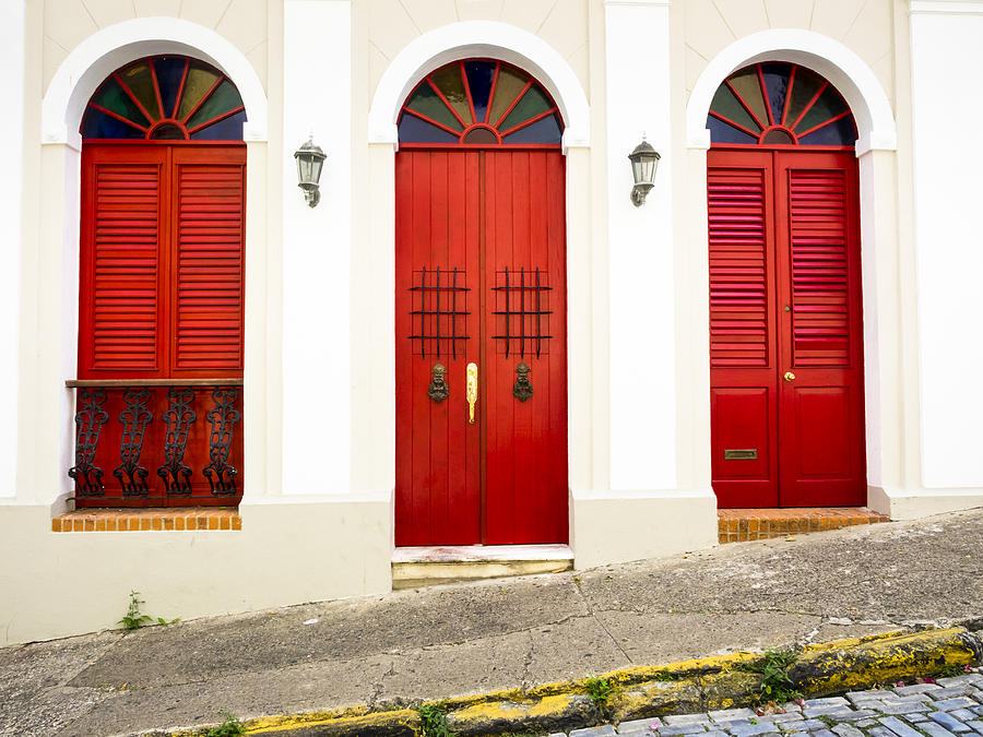 Включи red doors. Красная дверь обои. Фасад канон. Дом фасад канон. Руж Доорс.