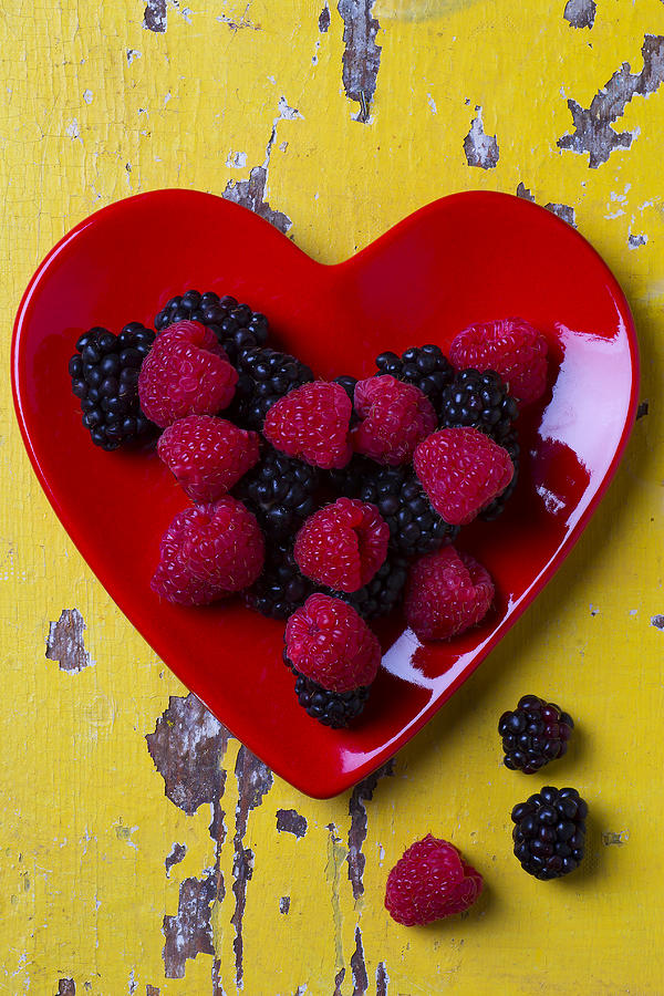 Red heart dish and raspberries Photograph by Garry Gay