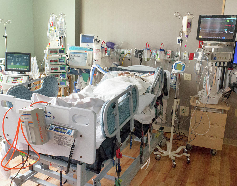 Renal Patient On Ventilator Support Photograph by Dr Barry Slaven ...