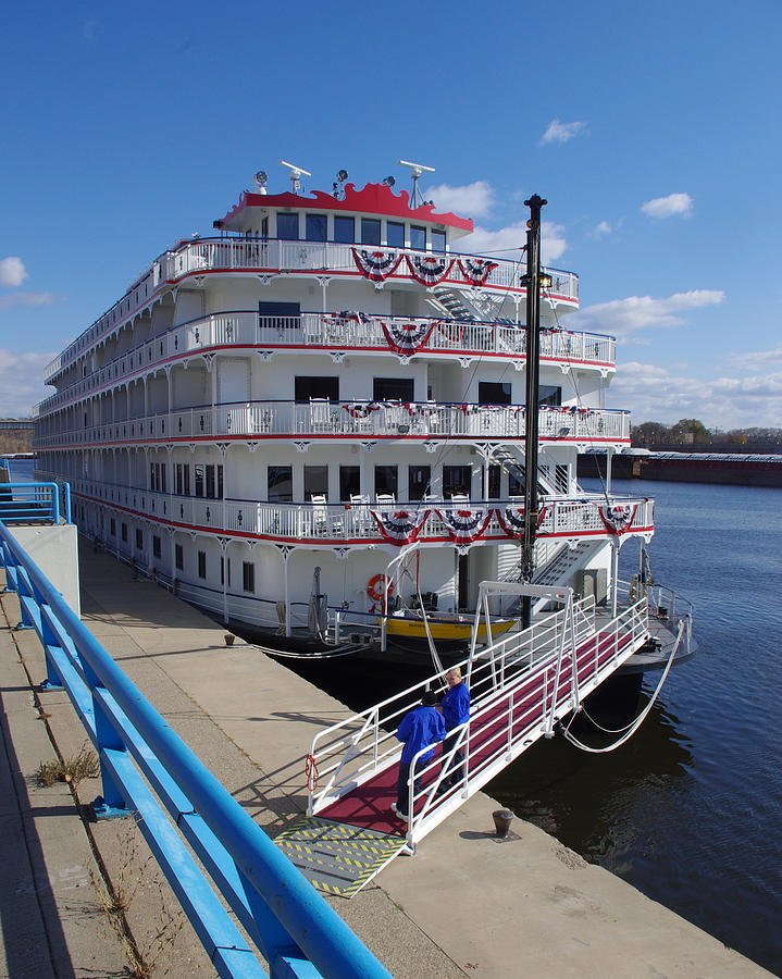 Riverboat on the Mississippi Photograph by Tom Reynen