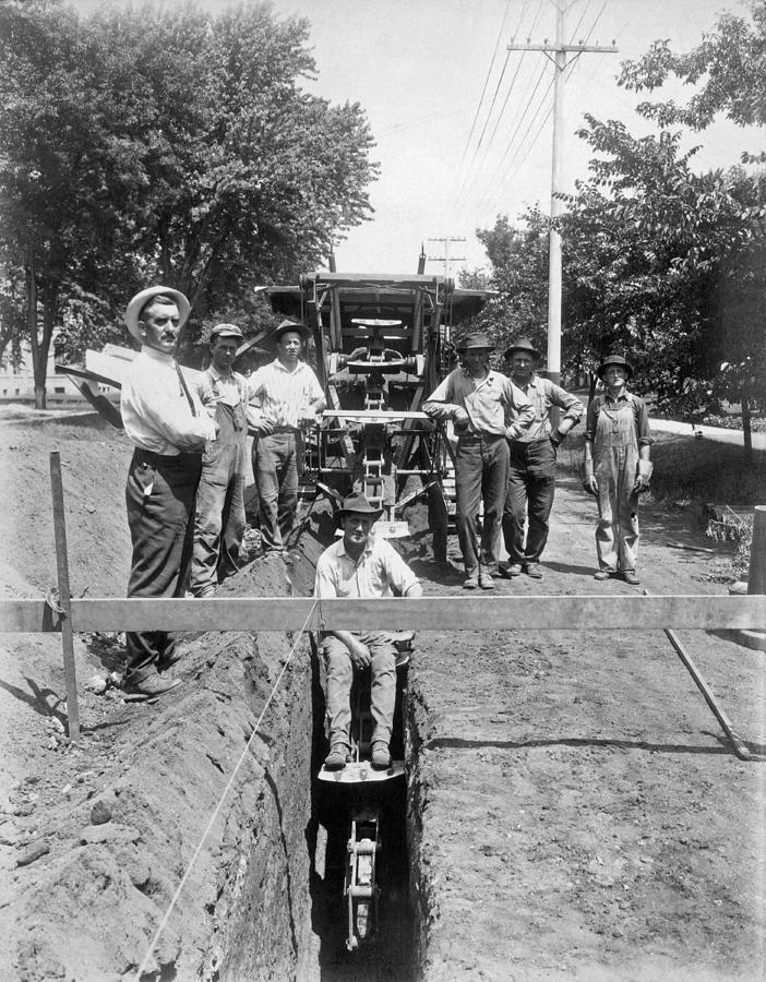 Road Workers In Los Angeles Photograph by Underwood Archives