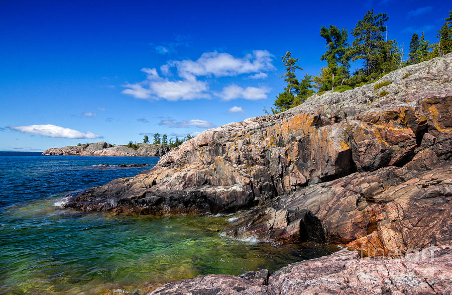 Rocky coast and clear water of Lake Superior Photograph by Les Palenik
