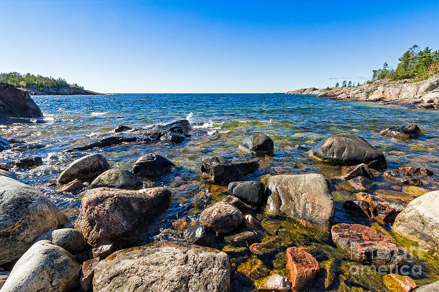 Rocky cove at Lake Superior North Shore Photograph by Les Palenik