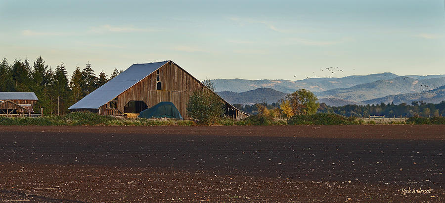 Rogue Valley Barn in Late Afternoon Photograph by Mick Anderson