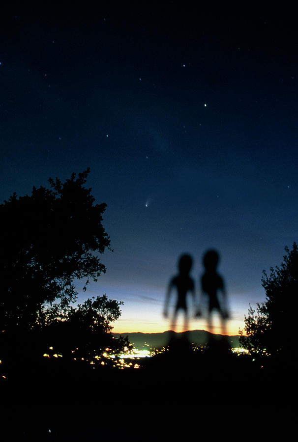 Roswell Alien Figures Watching Hale-bopp Comet Photograph by Peter Menzel/science Photo Library