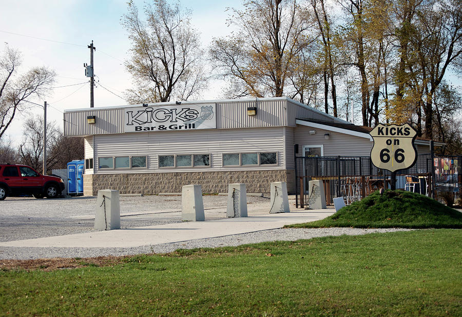 Rt 66 Towanda Il Kicks Diner Photograph by Thomas Woolworth