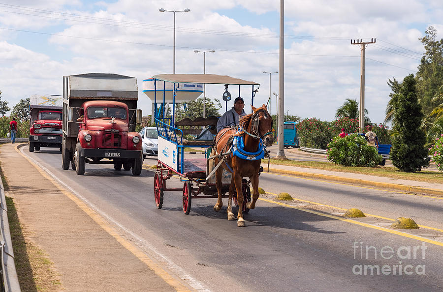 Rush hour in Varadero Photograph by Les Palenik