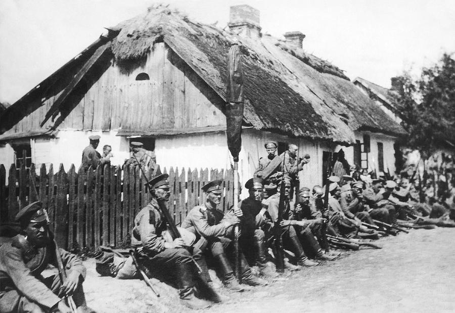 Russian Soldiers Resting Photograph by Underwood Archives