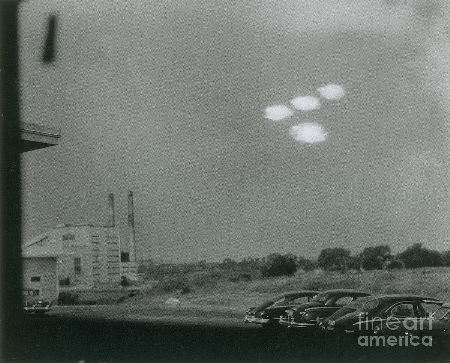 Salem Ufo Sighting, 1952 Photograph by Science Source