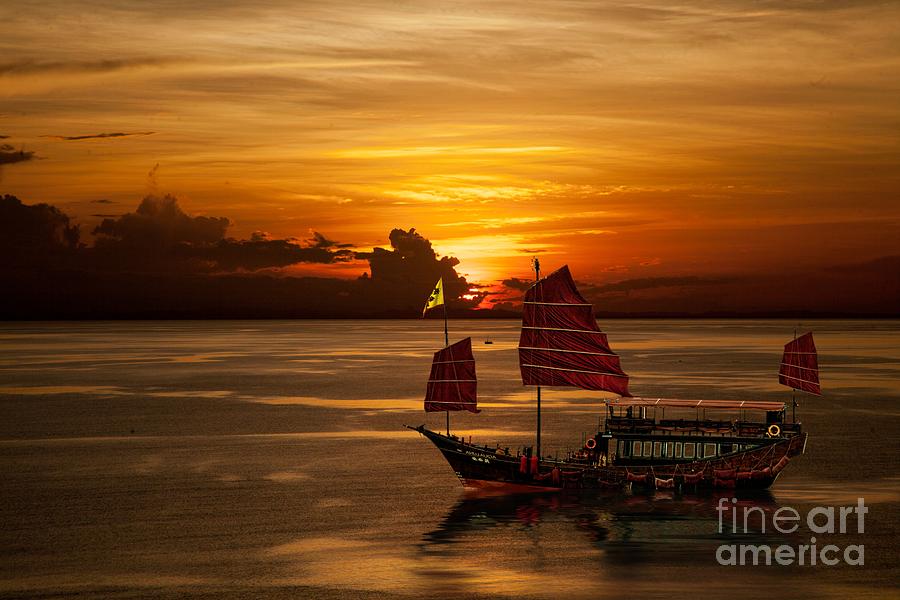 Sanpan Sunset Photograph by Shirley Mangini