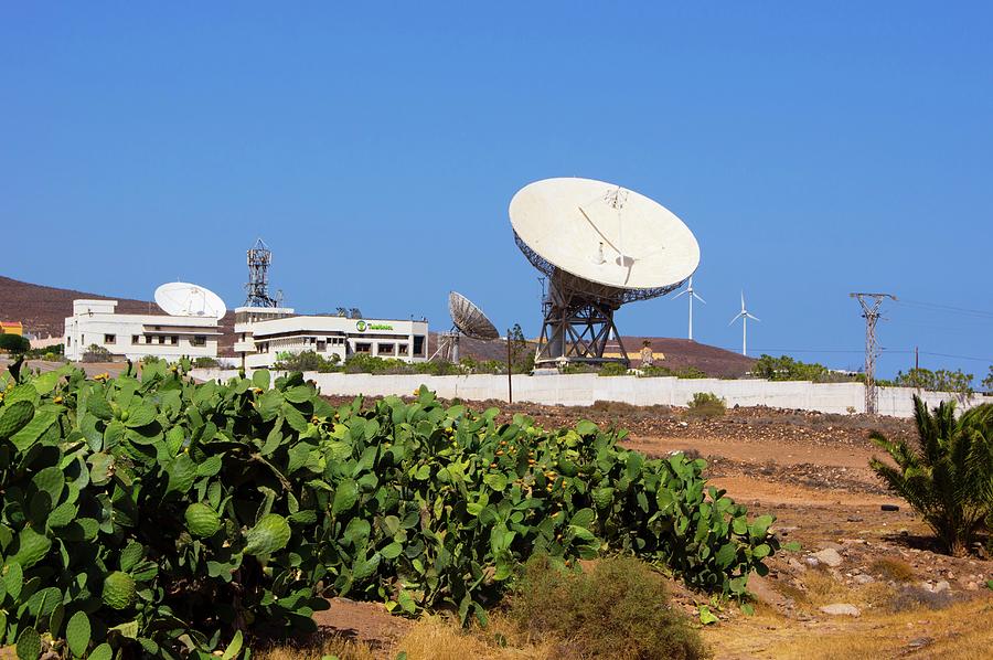 Satellite Earth Station. Photograph by Mark Williamson/science Photo Library