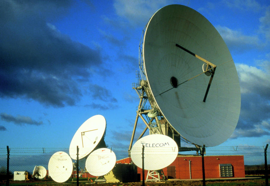Ground Station Photograph - Satellite Receiving Dishes by Mikki Rain/science Photo Library