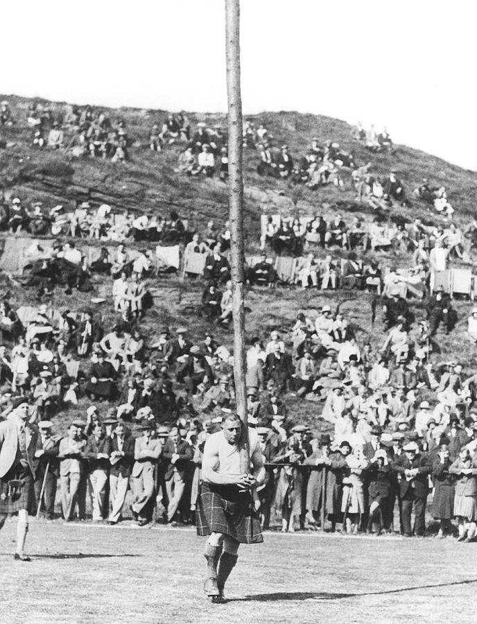 Scotsman Tossing The Caber Photograph by Underwood Archives - Fine Art ...