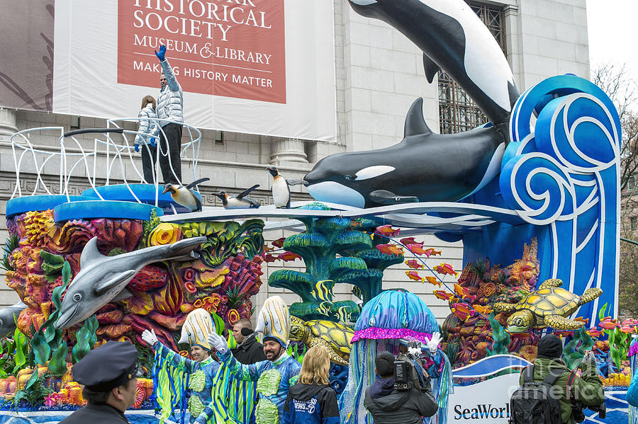 SeaWorld Float at Macys Thanksgiving Day Parade Photograph by David Oppenheimer