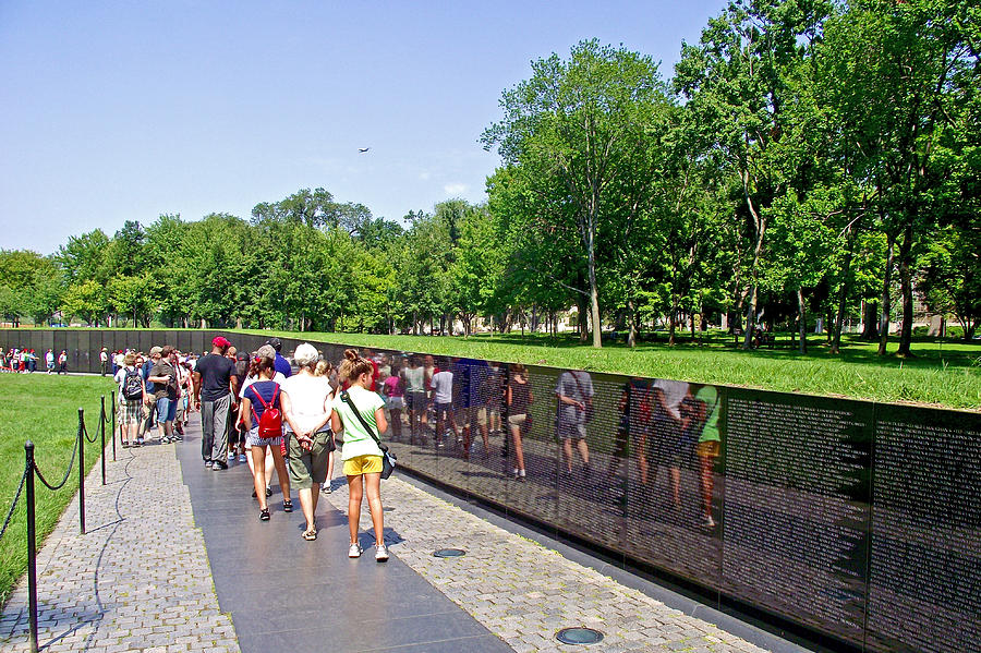 Seeing our Reflections in the Names on The Wall of the Vietnam War ...