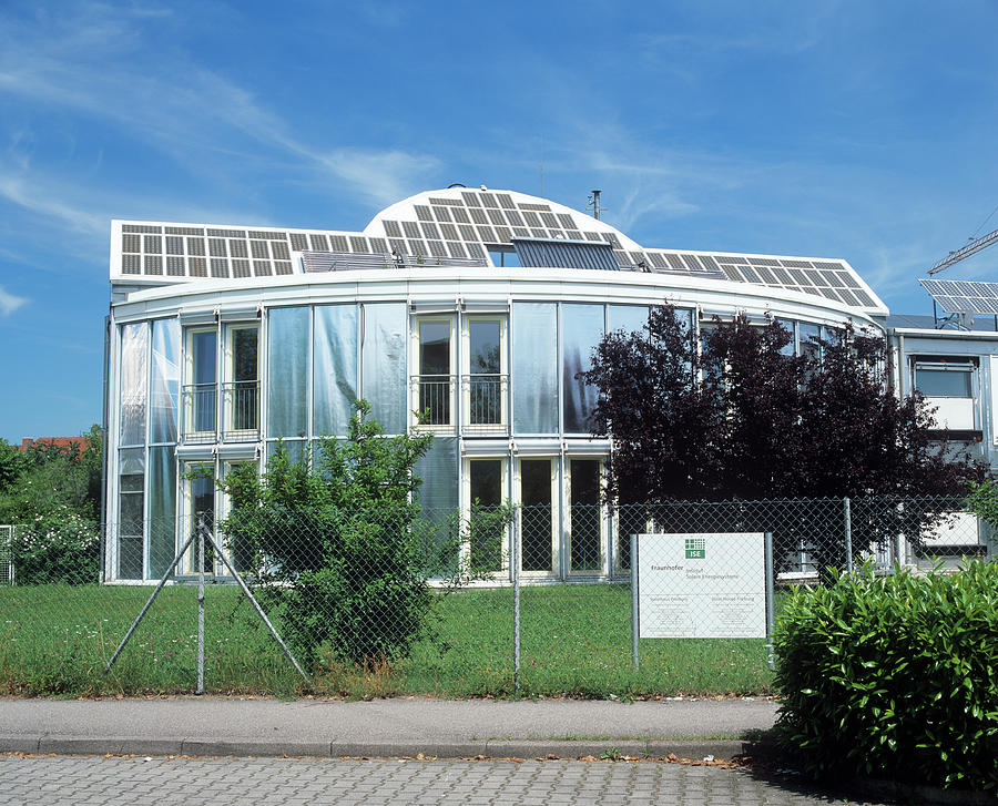Self-sufficient Solar House Photograph by Martin Bond/science Photo Library