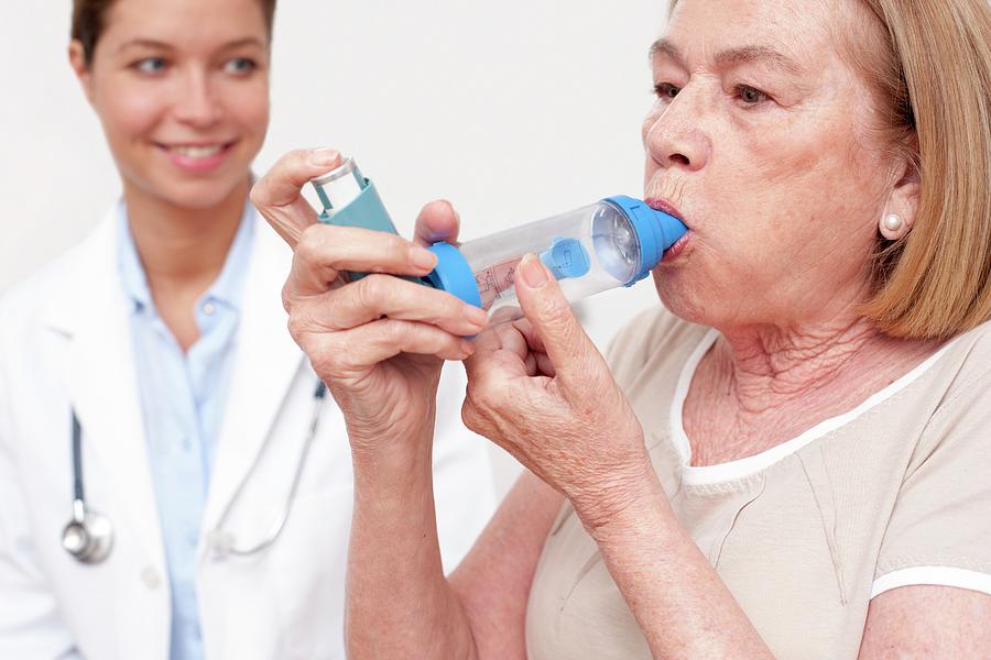 Senior Woman Using An Inhaler Photograph by Science Photo Library ...