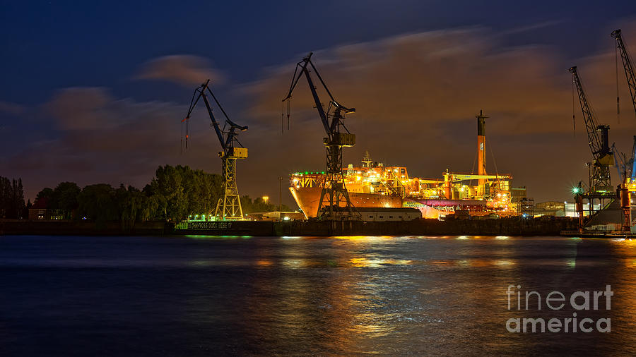 Shipyard in Hamburg Photograph by Daniel Heine