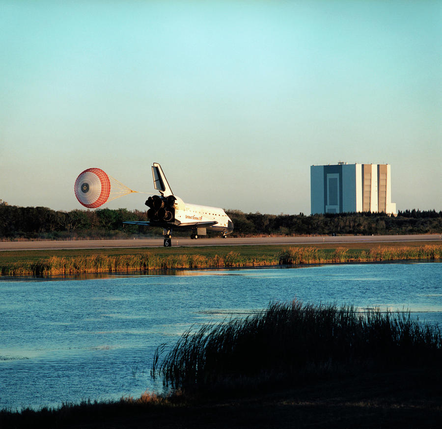 Shuttle Endeavour Landing After Mission Sts-89 Photograph by Nasa/science Photo Library