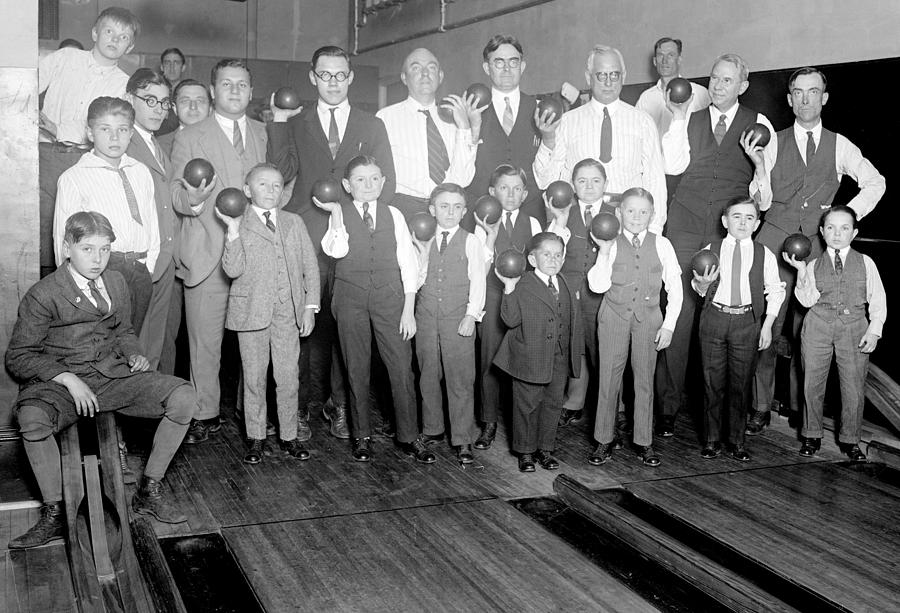 Singer Midgets Bowling At Ymca, 1924 Photograph by Science Source