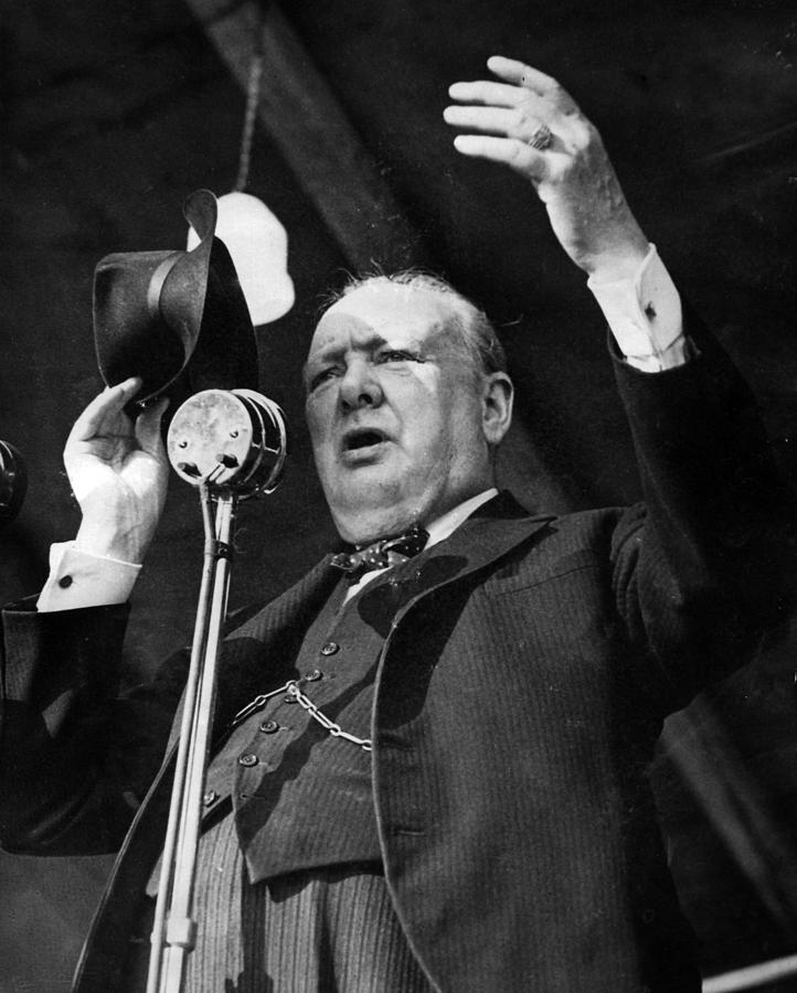 Тревоги которой наполнена речь черчилля. Уинстон Черчилль оратор. Фултонская речь Черчилля. Уинстон Черчилль 1946. Уинстон Черчилль выступает.