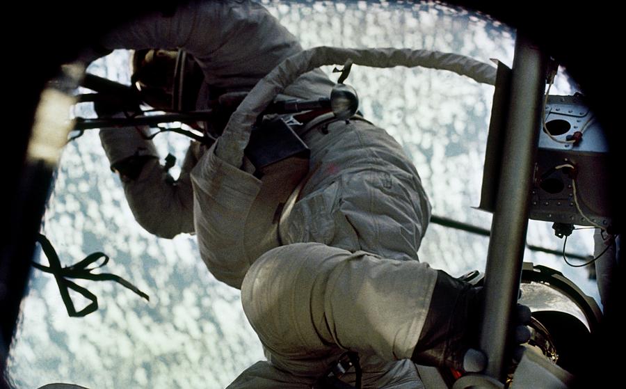 Skylab 2 Crew On A Spacewalk Photograph by Nasa/science Photo Library ...