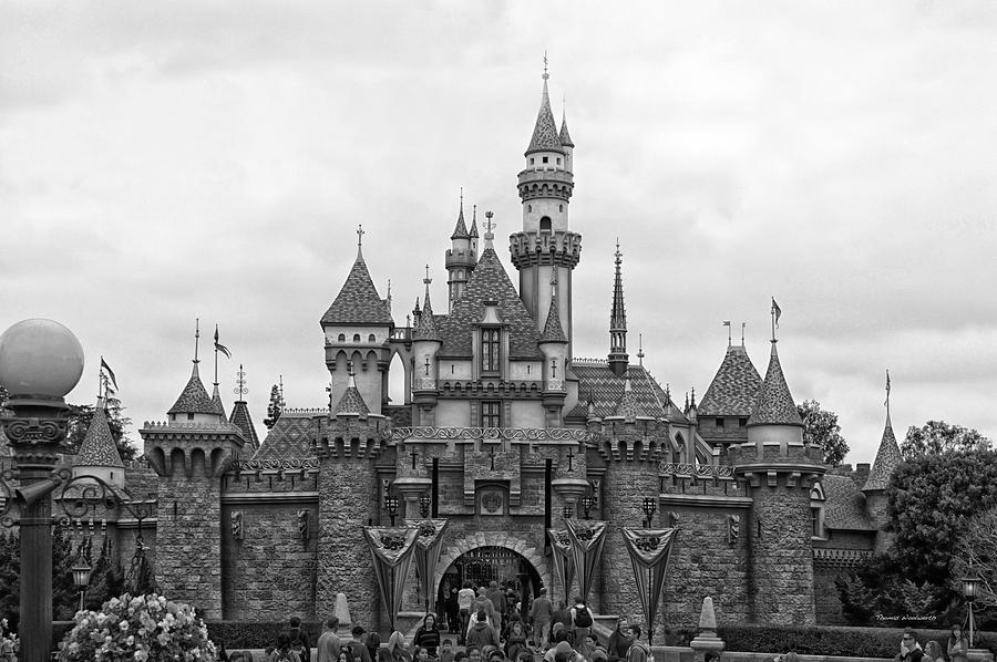 Sleeping Beauty Castle , the symbol of Disneyland Paris – Stock Editorial  Photo © ampack #98742920