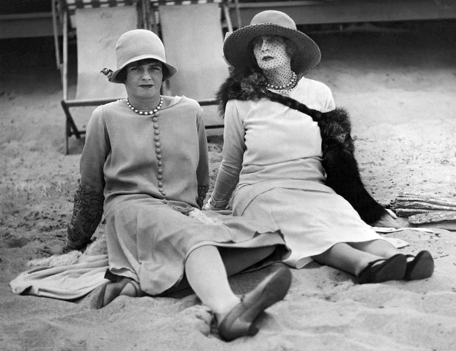 Society Women At The Beach Photograph by Underwood Archives