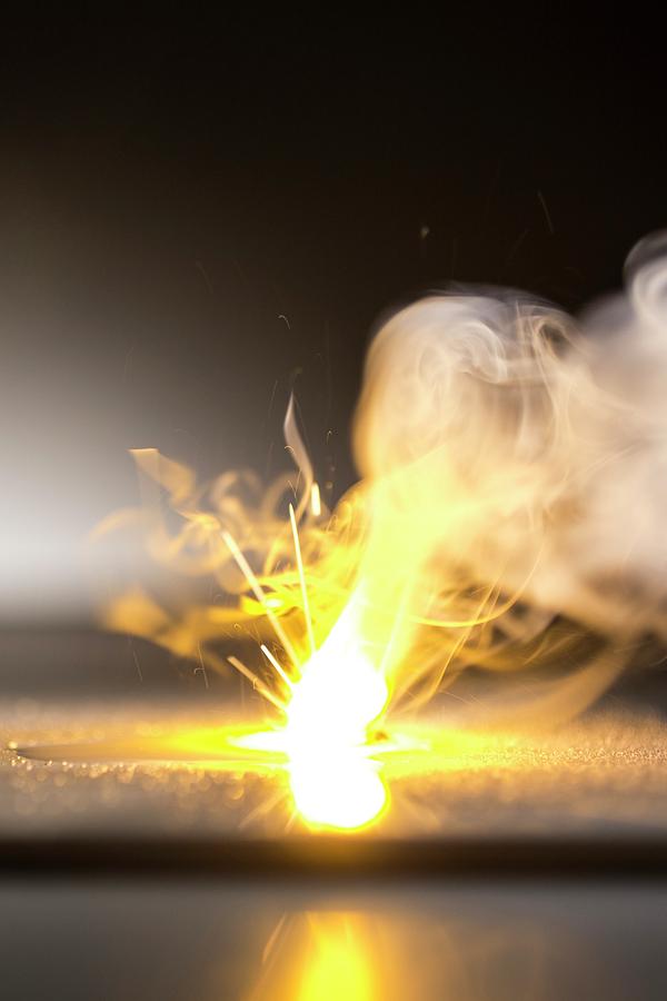 Sodium Burning In Water Photograph by Science Photo Library