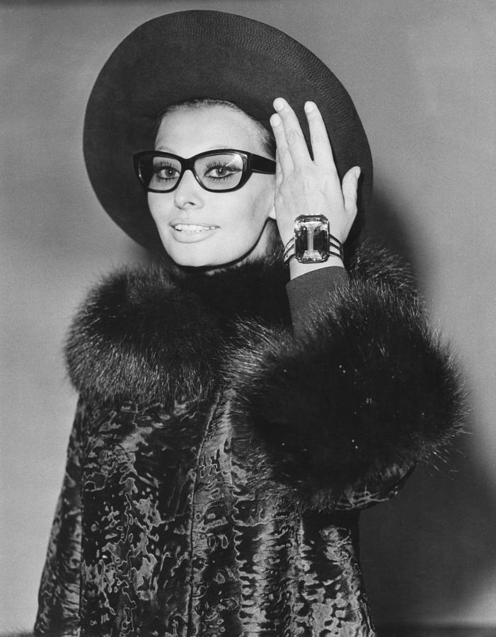 Portrait Photograph - Sophia Loren Arriving In London by Everett
