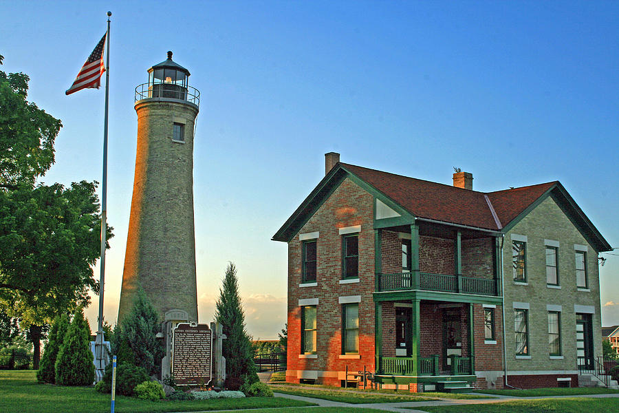 Lake Michigan Photograph - Southport Lighthouse On Simmons Island by Kay Novy