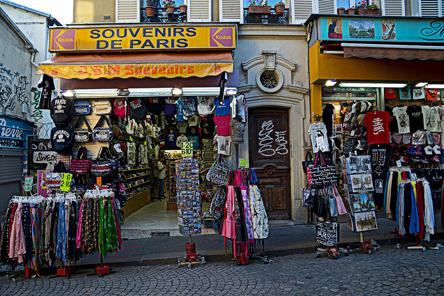 A small Souvenir shop in Paris. Gift shop..Promenade dans Paris 
