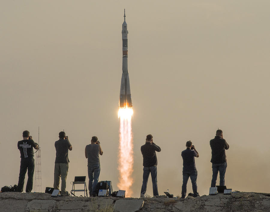 Soyuz Launch To International Space Photograph by Science Source