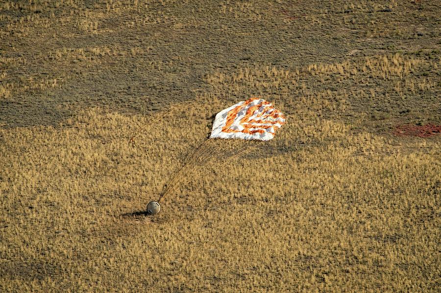 Soyuz Tma-08m Landing Photograph by Nasa/bill Ingalls