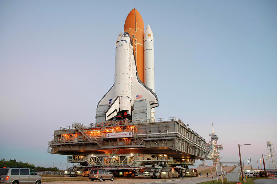 Space Shuttle Discovery Photograph by Nasa/science Photo Library